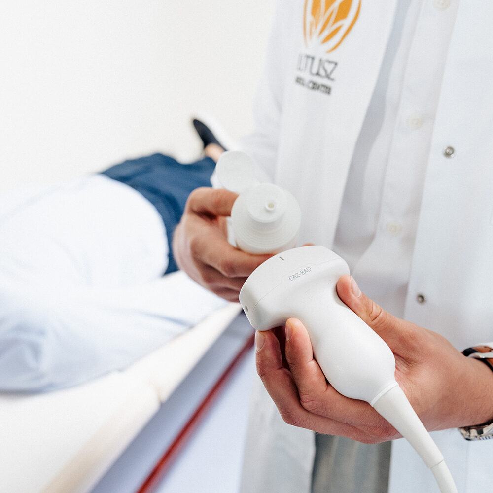 Orvos ultrahang-transducert tart kézben vizsgálat közben a Lotusz Medical Centerben