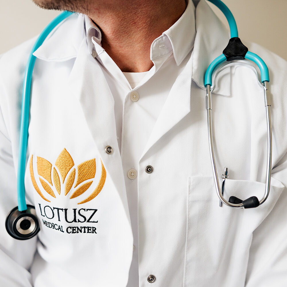 Lotusz Medical Center logója hímzett orvosi köpenyen, sztetoszkóppal